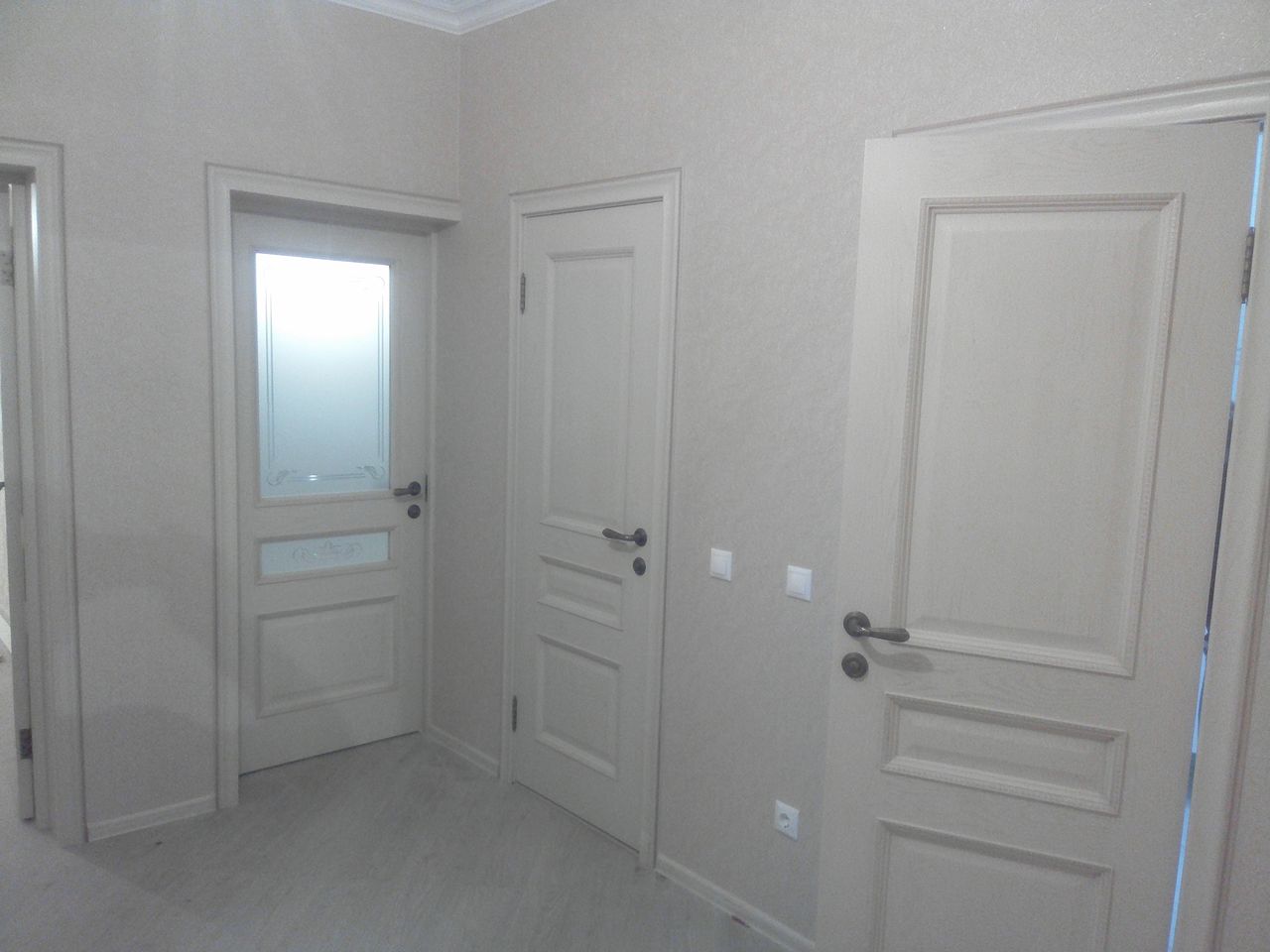 Белая кисть установка дверей