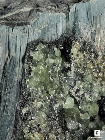 Демантоид (зелёный андрадит) на породе, 14,5х10х5,2 см