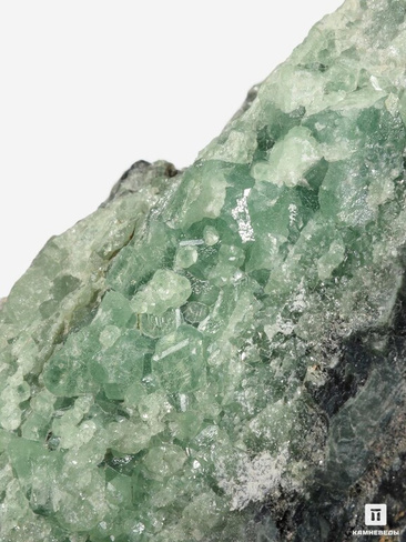 Демантоид (зелёный андрадит) на породе, 12,2х5,4х3,1 см