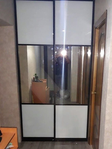 Двери купе с крашенным стеклом и зеркалом по центру № 4757