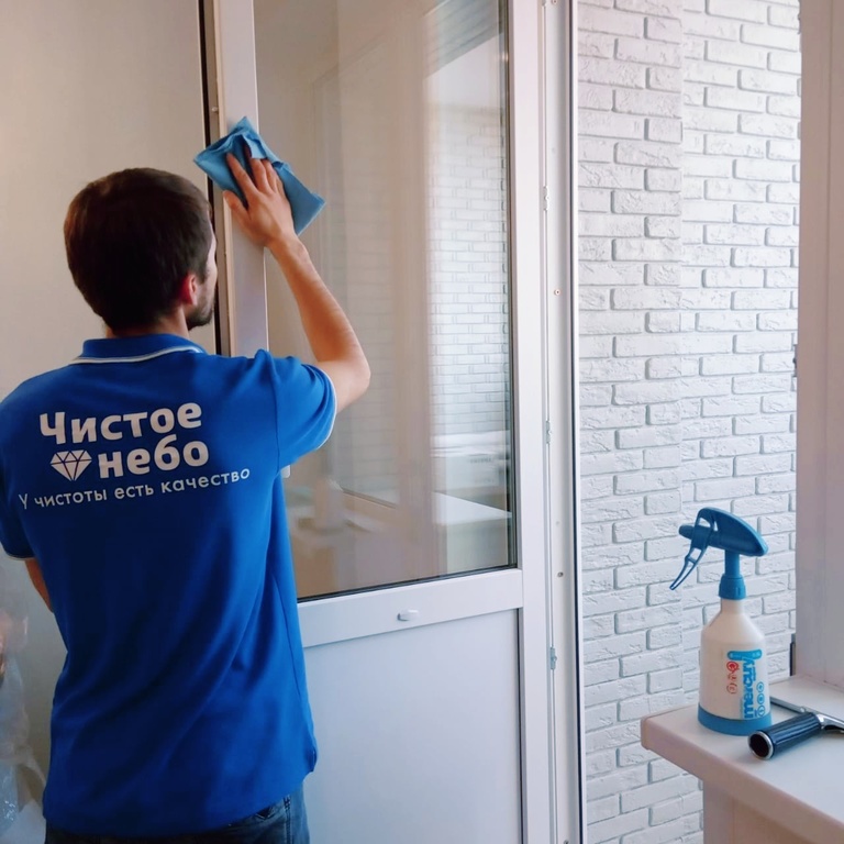 Мойка мытье натяжных потолков в Новосибирске от компании Чистое небо