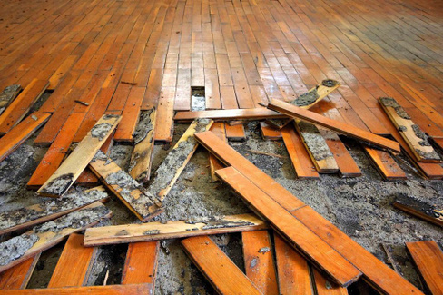 Демонтаж деревянных полов в помещении