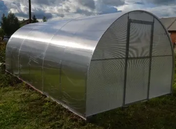 Теплица «Урожайная» размером 3х6 метров, с покрытием из поликарбоната с УФ-защитой «Солярис». В комплект входят саморезы