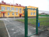 Забор для ограждения многоэтажного дома из сетки 3д высотой 1.7м
