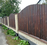 Забор из деревянного евроштакетника высотой 1.5 м окрашенный
