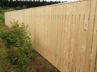 Забор из деревянного евроштакетника высотой 1.5 метра